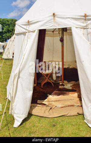 DEURNE, Belgio-Giugno 13, 2015: la ricostruzione del borgo medievale di camping di cavalieri durante Fete Medievale nel parc di Deurne Foto Stock