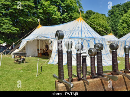 DEURNE, Belgio-Giugno 13, 2015: la ricostruzione del borgo medievale di camping di cavalieri durante Fete Medievale nel parc di Deurne Foto Stock