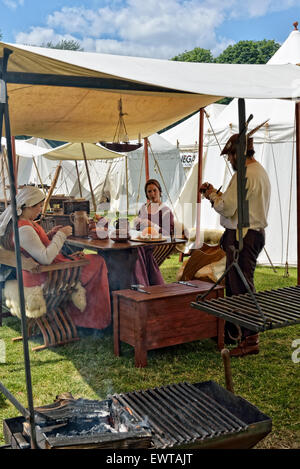 DEURNE, Belgio-Giugno 13, 2015: i partecipanti di ricostruzione della battaglia medievale di 1477 in abiti medievali in camping di knigh Foto Stock