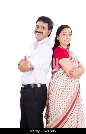 2 indian coppia sposata a retro a retro pongono permanente Foto Stock