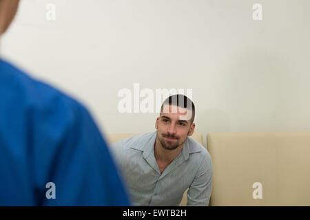 Giovane con una dolorosa espressione come se sta avendo un terribile mal di denti Foto Stock