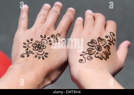 Fresh wet Henna decorate sulle mani Foto Stock