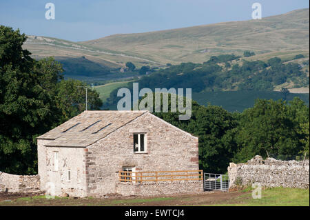 Il vecchio fienile ricostruito e utilizzato per il self-catering vacanze come parte di un regime di diversificazione, vicino Kirkby Stephen, Cumbria, Regno Unito. Foto Stock