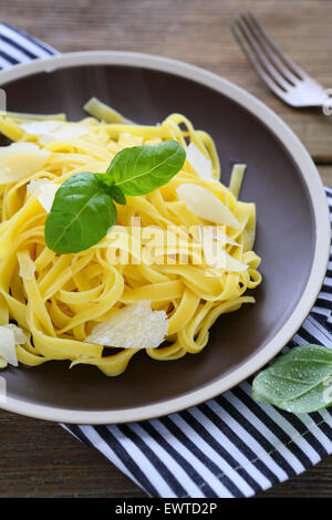 La pasta con il formaggio sulla piastra Foto Stock