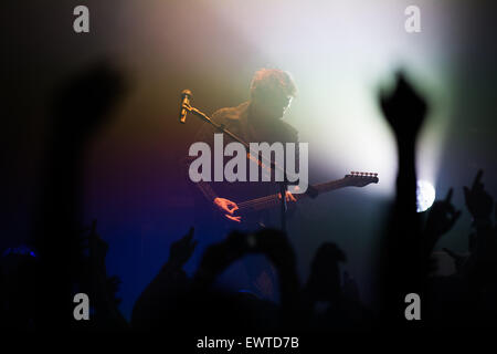 Colonia, Germania. Il 30 giugno, 2015. Matthew Bellamy, cantante britannica di rock band Muse, esegue in scena in un ambiente più intimo solo durante il concerto tenuto in Europa a Glora a Colonia, Germania, 30 giugno 2015. Il trio che di solito si riempie di Arenas è la riproduzione in luoghi più piccoli davanti a qualche centinaio di tifosi. Foto: Rolf Vennenbernd/dpa/Alamy Live News Foto Stock