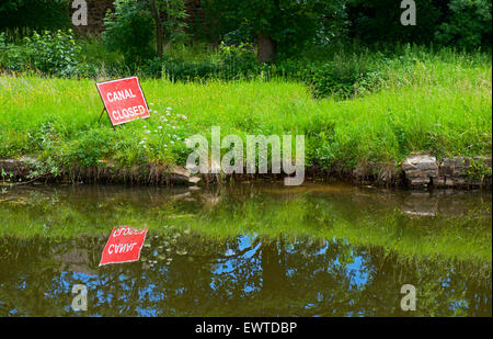 La Lancaster Canal, in Lancaster, con segno - Canal Chiusa - a causa di riparazioni, England Regno Unito Foto Stock