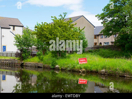 La Lancaster Canal, in Lancaster, con segno - Canal Chiusa - a causa di riparazioni, England Regno Unito Foto Stock