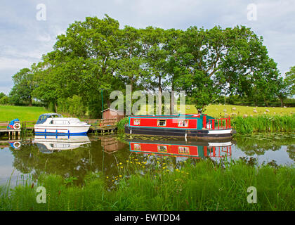 Barche ormeggiate sul Glasson ramo del canale di Lancaster, vicino Glasson Dock, Lancashire, Inghilterra, Regno Unito Foto Stock