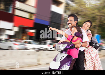 Indian genitori e figlia strada Scooty Equitazione Foto Stock