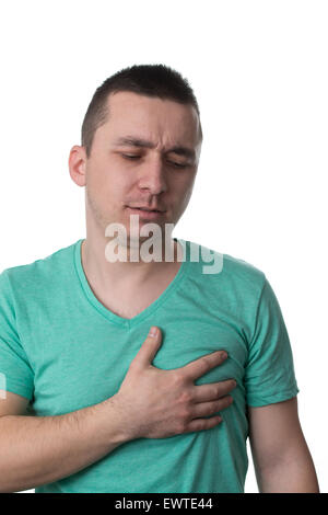 Giovane uomo tenendo una mano al suo cuore a causa di questo dolore - su sfondo bianco isolato Foto Stock