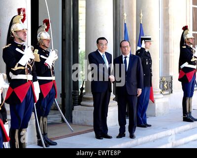 Parigi, Francia. Il 30 giugno, 2015. Il premier cinese LI Keqiang (L) incontra il Presidente francese Francois Hollande a Parigi, Francia, giugno 30, 2015. © Ma Zhancheng/Xinhua/Alamy Live News Foto Stock