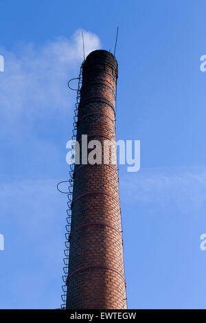 Inquinanti fumo bianco in uscita del camino contro il cielo blu Foto Stock