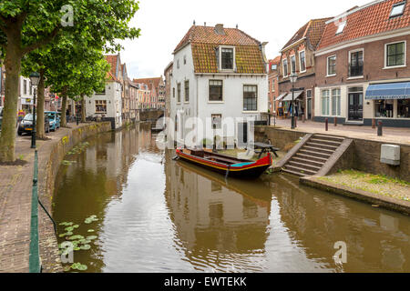 Vista sul canale nell'affascinante città di Oudewater, famosa per le streghe' pesare House o Heksenwaag, Utrecht, Paesi Bassi. Foto Stock