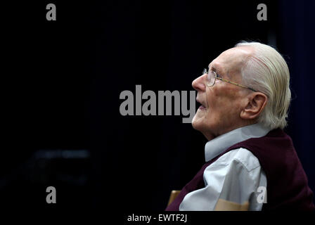 Lueneburg, Germania. 01 Luglio, 2015. Convenuta e ex SS tedesche officer Oskar Groening, 94, soprannominato il "contabile di Auschwitz', si siede in un aula di un tribunale in Lueneburg, Germania, 01 luglio 2015. Groening e un superstite della morte nazista camp testimoniare in un tribunale tedesco come il suo processo storico si avvicina a un verdetto. Foto: RONNY HARTMANN/dpa/Alamy Live News Foto Stock