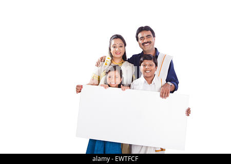 Sud indiane i genitori e i bambini che mostra la Bacheca Foto Stock