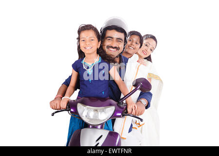 Sud indiane i genitori e bambini Scooty Equitazione godetevi Foto Stock