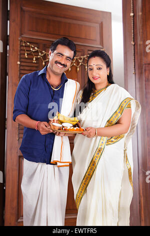 Sud indiane coppia sposata Diwali culto Foto Stock