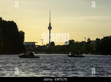 Berlino, Germania. Il 30 giugno, 2015. Pedalò attraversare le acque tranquille del fiume Sprea nel clima estivo a Berlino (Germania), 30 giugno 2015. Foto: Paolo Zinken/dpa/Alamy Live News Foto Stock