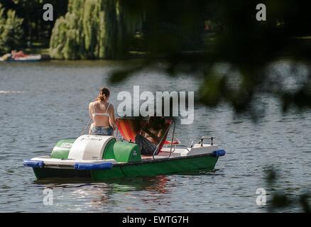 Berlino, Germania. Il 30 giugno, 2015. Pedalò attraversare le acque tranquille del fiume Sprea nel clima estivo a Berlino (Germania), 30 giugno 2015. Foto: Paolo Zinken/dpa/Alamy Live News Foto Stock