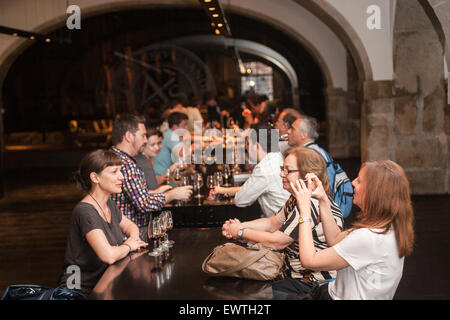 Opportunità fotografica per turisti in una degustazione del famoso vino di Porto. Qui a Sandemans cantina. Il tour delle cantine termina con la possibilità di degustare il famoso dink. Le cantine di vino Porto, noto anche come "casette"(localmente noto come "grotte") dove il famoso vino di Porto è memorizzato e di età, sono molto popolari attrazioni turistiche. In Vila Nova de Gaia, regione sulla riva sud del fiume Douro. Porto, Portogallo. Foto Stock