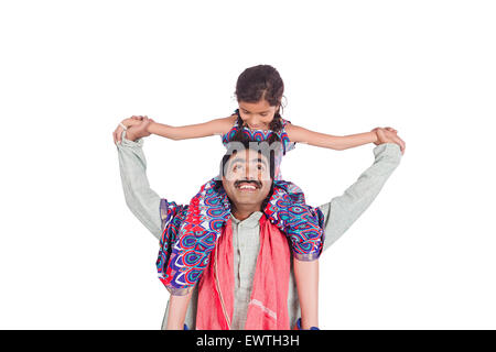 Rurale indiano padre e figlia godere Foto Stock