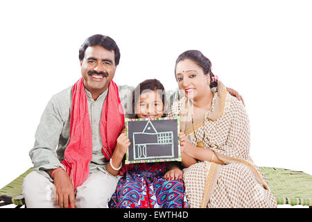 Rurale indiano genitori e figlia casa di disegno bacheca mostrando Foto Stock