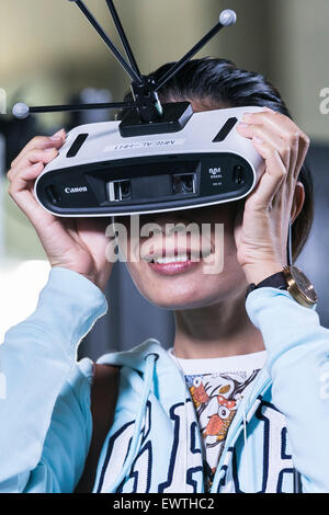 Tokyo, Giappone. 1 Luglio, 2015. Una donna esegue il test di un " vero " occhiali per realtà virtuale al primo anticipo contenuto Technology Expo di Tokyo Big Sight il 1 luglio 2015. Contenuto Tokyo 2015 in Giappone è il più grande contenuto internazionale evento aziendale composto da 6 mostre tra cui il contenuto di Advanced Technology Expo e viene mantenuto fino a luglio 3rd. Credito: Rodrigo Reyes Marin/AFLO/Alamy Live News Foto Stock