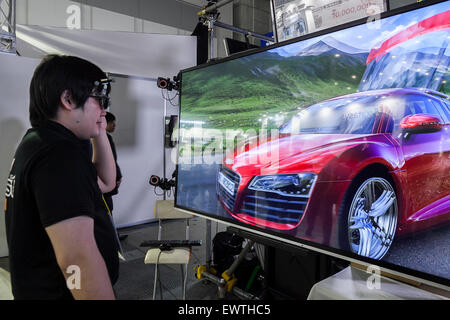 Tokyo, Giappone. 1 Luglio, 2015. Un uomo prove il "vero" simulatore presso il primo anticipo contenuto Technology Expo di Tokyo Big Sight il 1 luglio 2015. Contenuto Tokyo 2015 in Giappone è il più grande contenuto internazionale evento aziendale composto da 6 mostre tra cui il contenuto di Advanced Technology Expo e viene mantenuto fino a luglio 3rd. Credito: Rodrigo Reyes Marin/AFLO/Alamy Live News Foto Stock