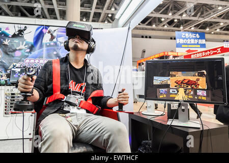 Tokyo, Giappone. 1 Luglio, 2015. Un visitatore cerca una realtà virtuale simulatore presso il primo anticipo contenuto Technology Expo di Tokyo Big Sight il 1 luglio 2015. Contenuto Tokyo 2015 in Giappone è il più grande contenuto internazionale evento aziendale composto da 6 mostre tra cui il contenuto di Advanced Technology Expo e viene mantenuto fino a luglio 3rd. Credito: Rodrigo Reyes Marin/AFLO/Alamy Live News Foto Stock