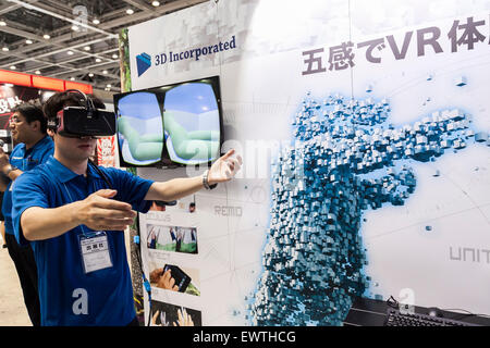 Tokyo, Giappone. 1 Luglio, 2015. Un espositore tenta una realtà virtuale simulatore presso il primo anticipo contenuto Technology Expo di Tokyo Big Sight il 1 luglio 2015. Contenuto Tokyo 2015 in Giappone è il più grande contenuto internazionale evento aziendale composto da 6 mostre tra cui il contenuto di Advanced Technology Expo e viene mantenuto fino a luglio 3rd. Credito: Rodrigo Reyes Marin/AFLO/Alamy Live News Foto Stock