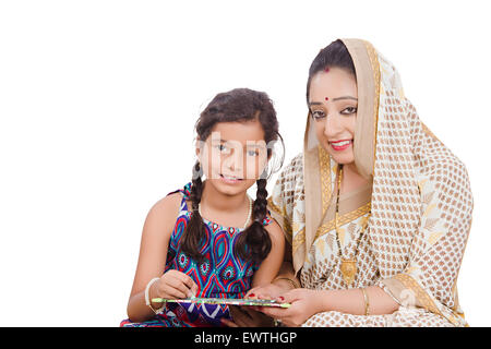 Rurale indiano madre e figlia studia Foto Stock