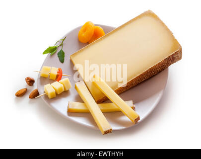 Svizzero di formaggio gruviera in una piastra su sfondo bianco Foto Stock