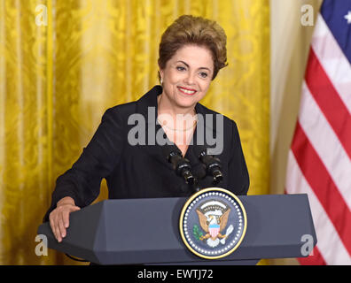 Washington DC, Stati Uniti d'America. Il 30 giugno, 2015. Presidente Dilma Rousseff del Brasile tiene una conferenza stampa congiunta con il Presidente degli Stati Uniti Barack Obama (non mostrato) nella Sala Est della Casa Bianca di Washington, DC martedì, 30 giugno 2015. Credito: Ron Sachs/CNP - nessun filo SERVICE - Credit: dpa picture alliance/Alamy Live News Foto Stock