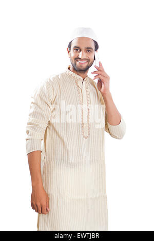 1 musulmani indiani uomo che parla di telefono cellulare Foto Stock