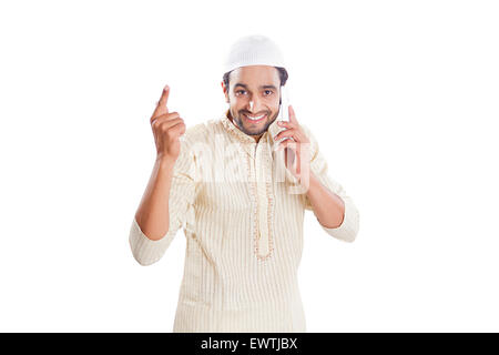 1 musulmani indiani uomo che parla di telefono cellulare Foto Stock