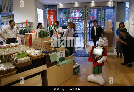 Tokyo, Giappone. 1 Luglio, 2015. Un Softbank il robot umanoide 'Pepe' funziona come una parte del personale a tempo presso un negozio specializzato di vendita prefettura di Tottori i propri prodotti in Tokyo, Giappone, 1 luglio 2015. 'Pepe' lavorerà presso il negozio fino al 2 luglio con 1500 JPY (circa 12 dollari USA) per ora. Credito: Stringer/Xinhua/Alamy Live News Foto Stock