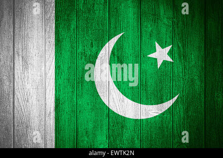 Il Pakistan bandiera o banner pakistano su assi di legno sfondo Foto Stock