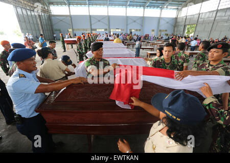 Medan, nel nord di Sumatra, Indonesia. 1 Luglio, 2015. MEDAN, INDONESIA - 01 Luglio: Indonesia miltary mettere giù una bandiera dell'Indonesia sopra bara vittima dei militari indonesiani aereo si schianta a Soewondo Air Base sulla luglio 01, 2015 a Medan, Provincia del Nord Sumatra, Indonesia. Un totale di 39 personale dell'Indonesia Air Force crash vittime sono state identificate e consegnato alle famiglie delle vittime. Credito: ZUMA Press, Inc./Alamy Live News Foto Stock