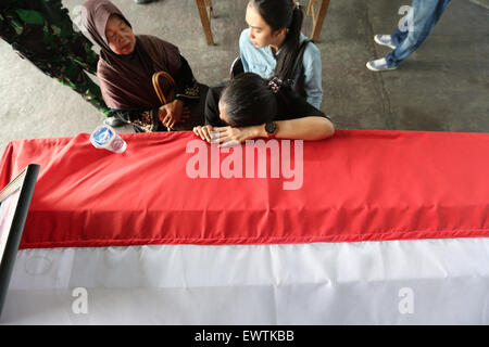 Medan, nel nord di Sumatra, Indonesia. 1 Luglio, 2015. MEDAN, INDONESIA - 01 Luglio: Famiglia di piangere davanti alla bara, vittima dei militari indonesiani aereo si schianta a Soewondo Air Base sulla luglio 01, 2015 a Medan, Provincia del Nord Sumatra, Indonesia. Un totale di 39 personale dell'Indonesia Air Force crash vittime sono state identificate e consegnato alle famiglie delle vittime. Credito: ZUMA Press, Inc./Alamy Live News Foto Stock