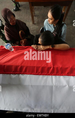 Medan, nel nord di Sumatra, Indonesia. 1 Luglio, 2015. MEDAN, INDONESIA - 01 Luglio: Famiglia di piangere davanti alla bara, vittima dei militari indonesiani aereo si schianta a Soewondo Air Base sulla luglio 01, 2015 a Medan, Provincia del Nord Sumatra, Indonesia. Un totale di 39 personale dell'Indonesia Air Force crash vittime sono state identificate e consegnato alle famiglie delle vittime. Credito: ZUMA Press, Inc./Alamy Live News Foto Stock