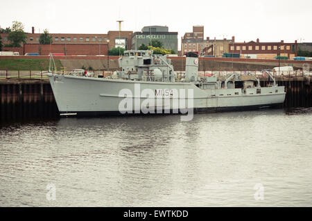 Il mare di cadetti hanno una nuova base - pensionati miniera HMS hunter Kellington ha attraccato al Riverside a Stockton. Stockton Fireman Binks su un tour della nave prende il tempo per provare la cucina. Il 25 agosto 1993. Foto Stock