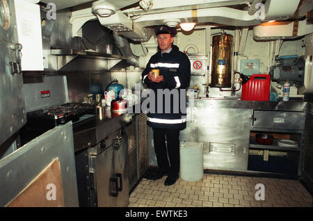 Il mare di cadetti hanno una nuova base - pensionati miniera HMS hunter Kellington ha attraccato al Riverside a Stockton. Stockton Fireman Binks su un tour della nave prende il tempo per provare la cucina. Il 25 agosto 1993. Foto Stock