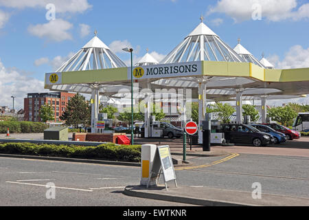 Stazione di benzina a Morrisons supermercato, Southport Foto Stock