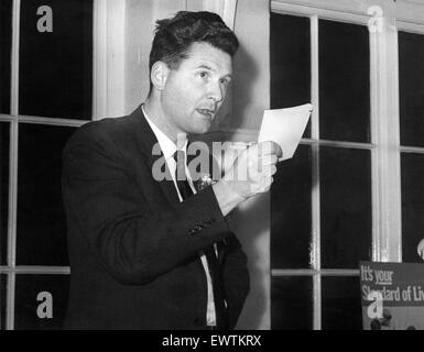 Peter Griffiths, candidato conservatore per Smethwick, parlando nella sua riunione a Durban Road, Smethwick. Xii Ottobre 1964. Foto Stock