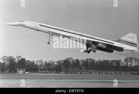 Il primo volo del REGNO UNITO-costruito Concorde prototipo 002 da Filton vicino a Bristol a RAF Fairford pilotato da Brian Trubshaw il 9 aprile1969 Foto Stock