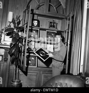 Tom Jones, al suo nuovo 65000 pound casa di Weybridge, Surrey, 29 dicembre 1968. Foto Stock