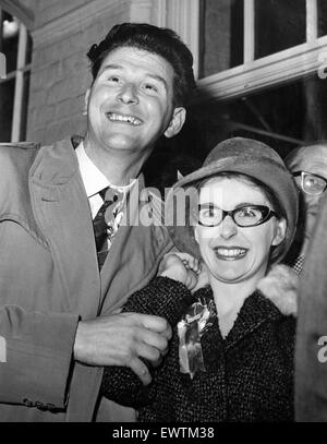 Felice candidato a Carlisle, mp conservatore Peter Griffiths chi ha preso la sede lontano dal lavoro di Patrick Gordon Walker. Peter Griffiths nella foto con sua moglie Jeannette. Il 15 ottobre 1964. Foto Stock