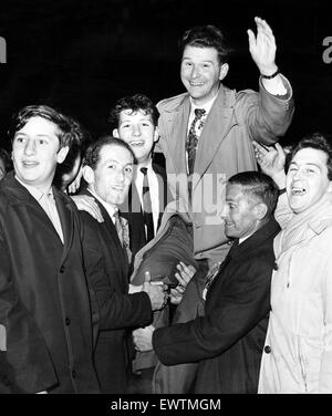 Il tifo il candidato vincente in Smethwick, Peter Griffiths, il conservatore che ha preso il via il sedile dal lavoro di Patrick Gordon Walker. Il 15 ottobre 1964. Foto Stock