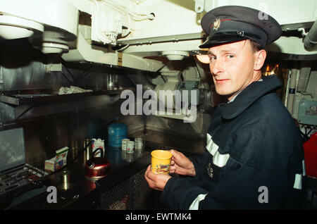 Il mare di cadetti hanno una nuova base - pensionati miniera HMS hunter Kellington ha attraccato al Riverside a Stockton. Stockton Fireman Binks su un tour della nave prende il tempo per provare la cucina. Il 25 agosto 1993. Foto Stock