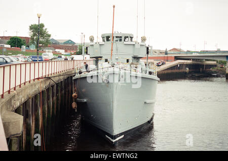 Il mare di cadetti hanno una nuova base - pensionati miniera HMS hunter Kellington ha attraccato al Riverside a Stockton. Stockton Fireman Binks su un tour della nave prende il tempo per provare la cucina. Il 25 agosto 1993. Foto Stock